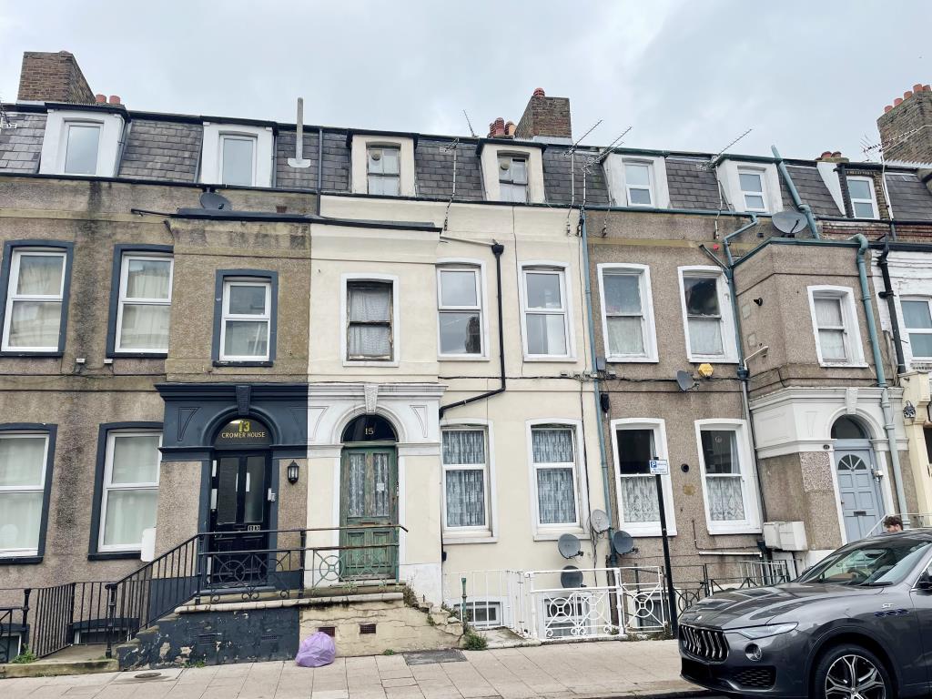 Lot: 92 - TOP FLOOR FLAT FOR IMPROVEMENT - Mid-terrace property arranged as flats